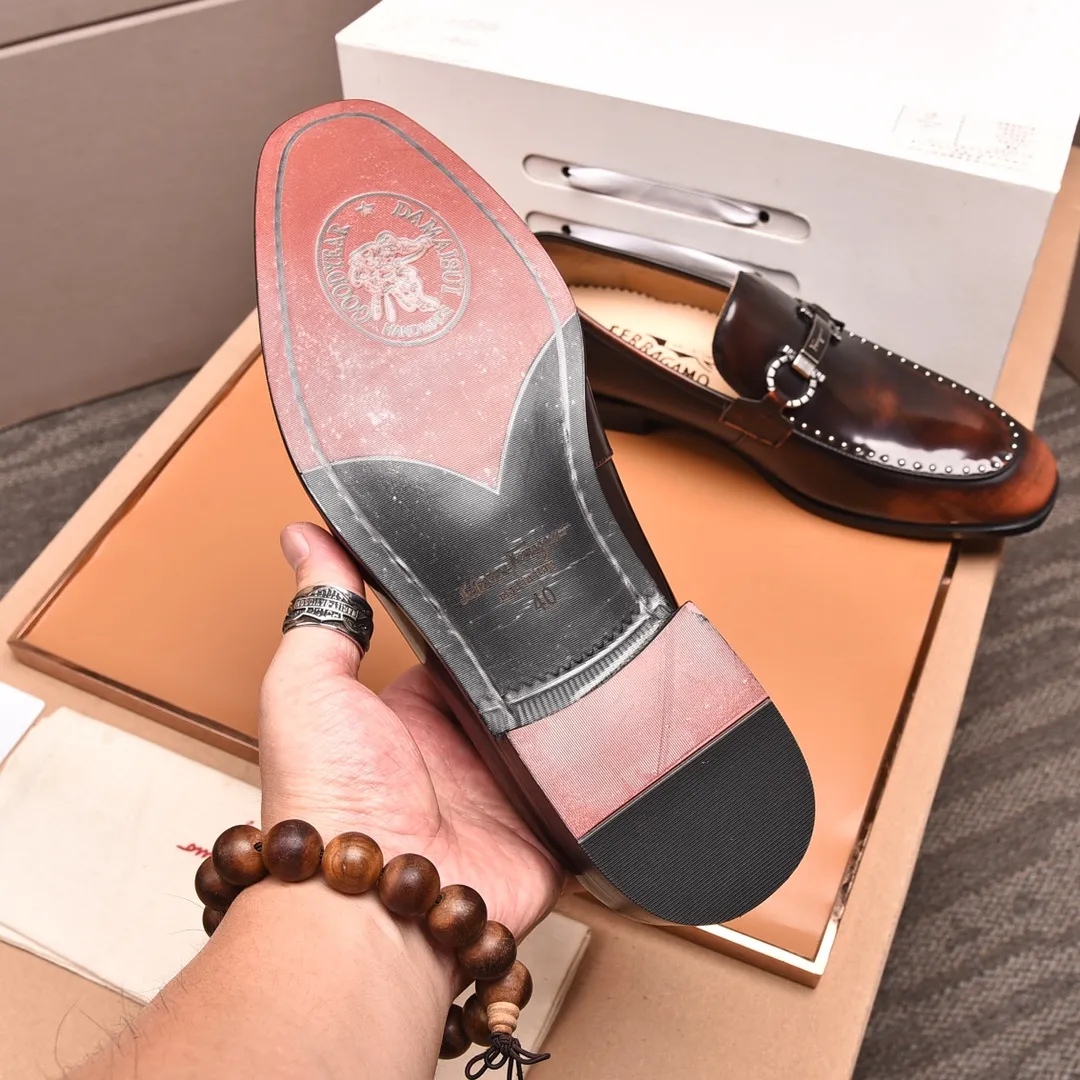 Men's shoes 💰540📛📛(water-dyed cowhide) Salvatore Ferragamo high-end (Salvatore Ferragamo) is the world's top luxury footwear brand. It comes from the fashion kingdom of Italy and is famous all over the world for its traditional handmade design and novel styles...🚶🏻🚶🏻New suit shoes are available simultaneously at the counter. This model is purely handmade. The fabric is imported from Italy's original first-layer cowhide. Soft water-dyed cowhide lining. Original authentic outsole🌀🌀Size: 38➖45